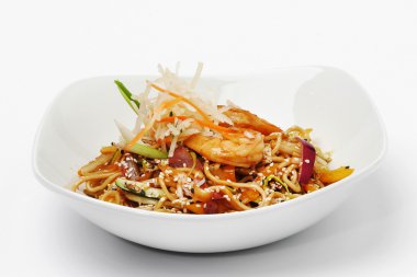 Beyaz tabakta tavuk ile makarna 