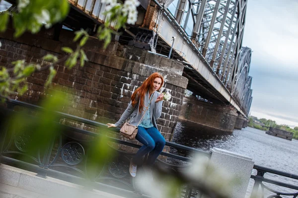 Rödhårig casual flicka poserar nära big river. — Stockfoto