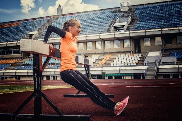 Smal kvinna i sportkläder. — Stockfoto