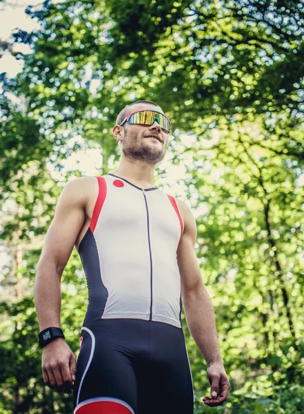 Retrato de hombre en ropa deportiva y gafas de sol . — Foto de Stock