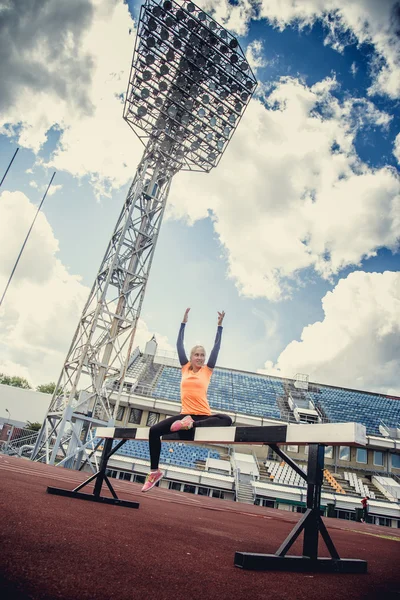 Szczupła kobieta w sportowej. — Zdjęcie stockowe