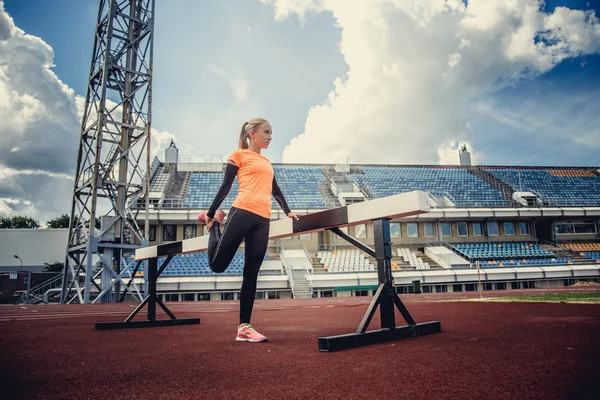 Szczupła kobieta w sportowej. — Zdjęcie stockowe