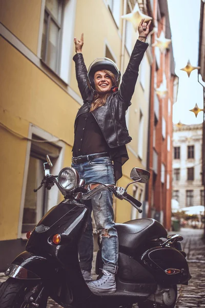 Mujer joven feliz en chaqueta de cuero negro — Foto de Stock