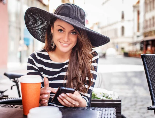 Giovane donna sorridente in camicia nera con strisce bianche — Foto Stock