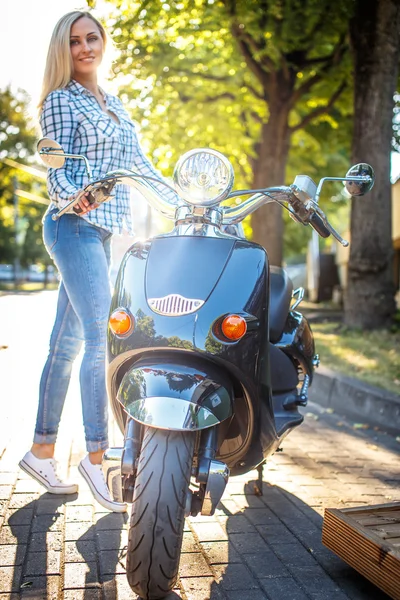 Casual blondy vrouw in blue jeans. — Stockfoto