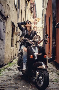 Moto scooter üzerinde Casual Kız.