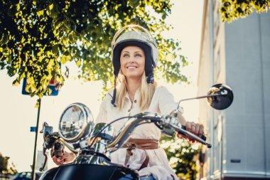 Moto helme gülümseyen sarışın kız