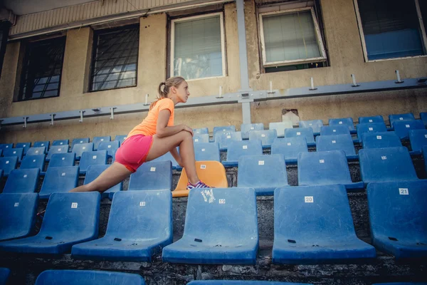 Genç kadın spor egzersizleri yapıyor — Stok fotoğraf