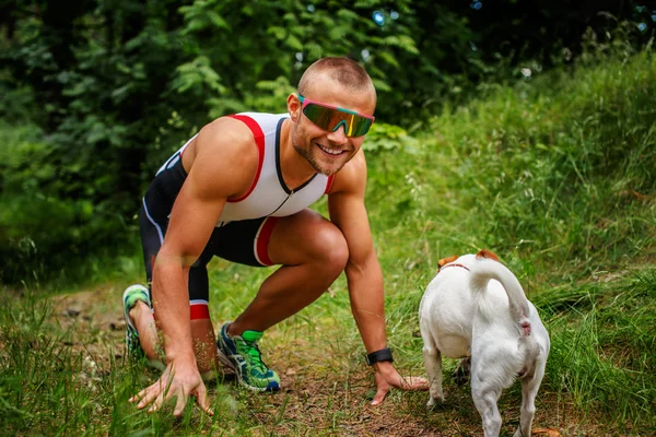 Homme en vêtements de sport avec petit chien . — Photo