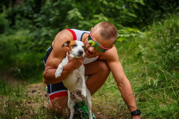 Homme en vêtements de sport avec petit chien . — Photo