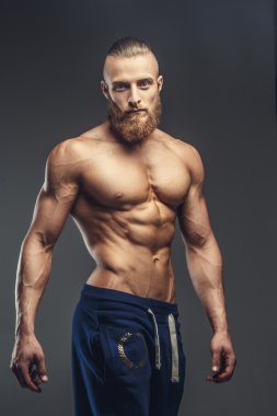 Onun vücudu gösterilen sakallı kaslı adam.