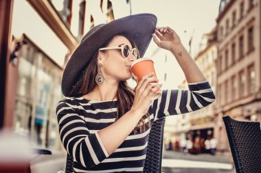 Güzel bayanın koca yaz şapka