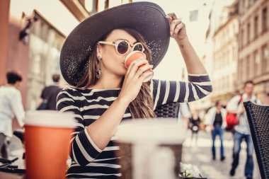 Güzel bayanın koca yaz şapka