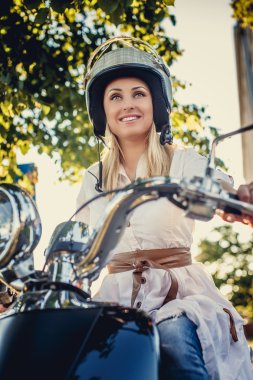 Beyaz elbiseli genç sarışın erkek gülümseyen