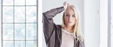 Korku veren ince kadın model 