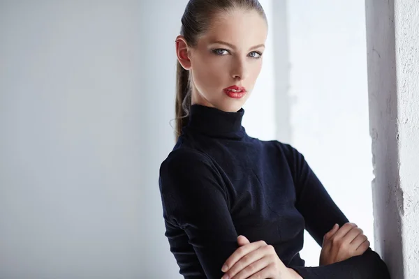 Retrato de moda de mujer morena — Foto de Stock