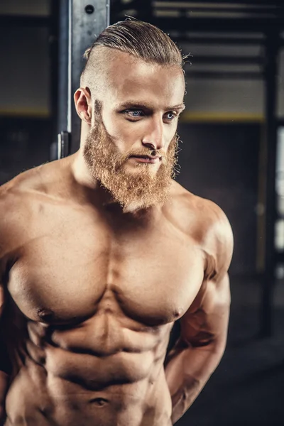 Retrato de homem musculoso sem camisa com barba . — Fotografia de Stock