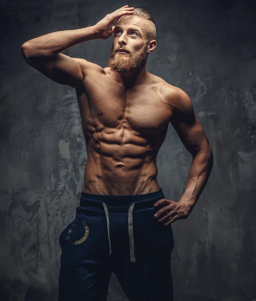 Muscular man with beard showing his great body. — Stock Photo, Image