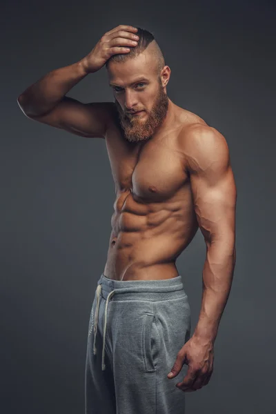 Homme musclé torse nu avec barbe . — Photo