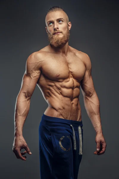 Muskulöser Mann mit Bart zeigt seinen großen Körper. — Stockfoto