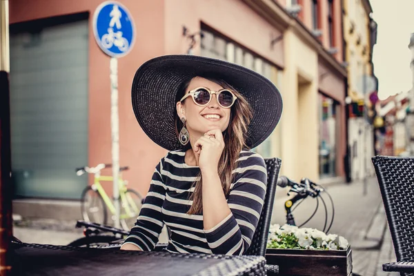 Frau mit Sonnenbrille und Sommermütze — Stockfoto