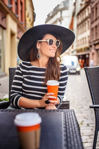 Bella signorina in grande cappello estivo — Foto Stock