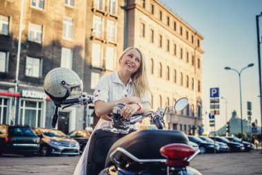 Moto scooter poz beyaz elbiseli sarışın erkek gülümseyen.