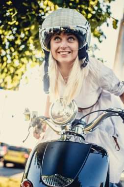 Moto kask içinde sarışın erkek gülümseyen.