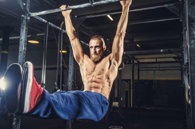 Gömleksiz adam mavi pantolonlu deard.