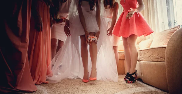Vier Frauenbeine im Brautkleid. — Stockfoto
