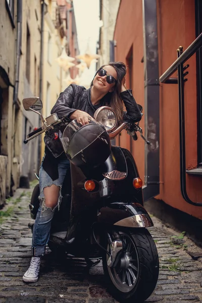 Casual vrouw op moto scooter — Stockfoto