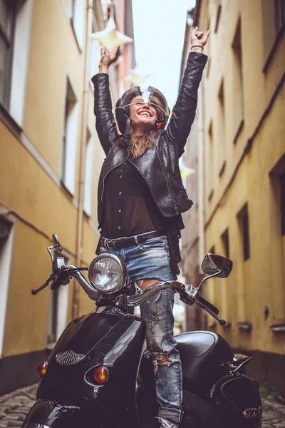 Mujer joven en jeans azules y chaqueta negra . — Foto de Stock