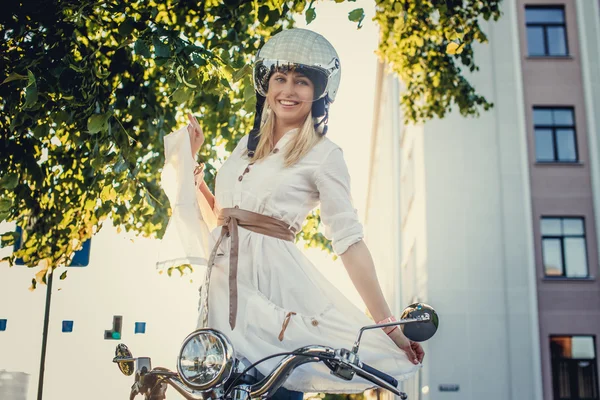 Sorrindo loira fêmea no capacete moto . — Fotografia de Stock