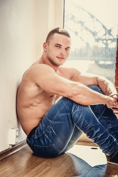 Úžasné shirtless Muž v džínách — Stock fotografie