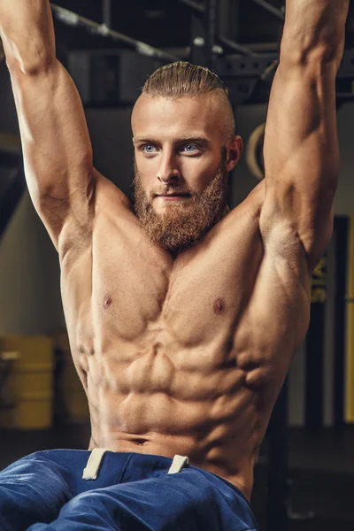 Hemdloser muskulöser Typ mit Bart. — Stockfoto