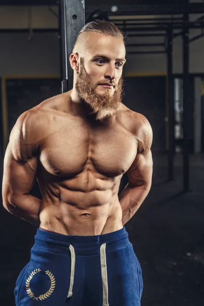 Bodybuilder sans chemise avec barbe . — Photo