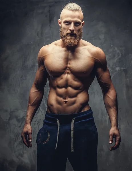 Bodybuilder sans chemise avec barbe . — Photo