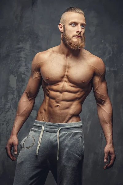 Bodybuilder sans chemise avec barbe . — Photo