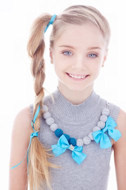 Sevimli gülümseyen genç kız