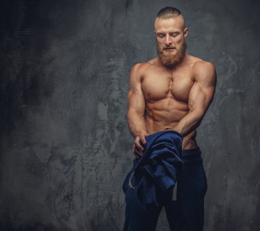 Sakallı kaslı adam portresi.