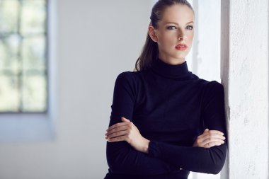 Siyah kostümlü esmer kadın.