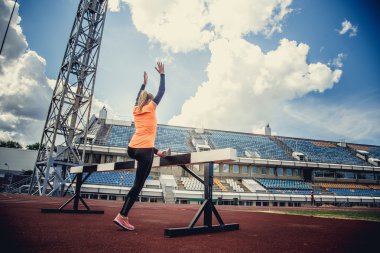 Portakal spor stadyum içinde ince kadın.