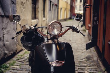 Moto scooter üzerinde dar stree