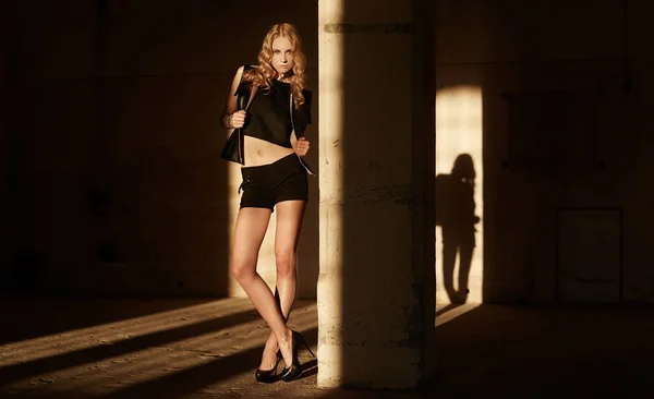 Impressionante modello femminile con capelli biondi . — Foto Stock