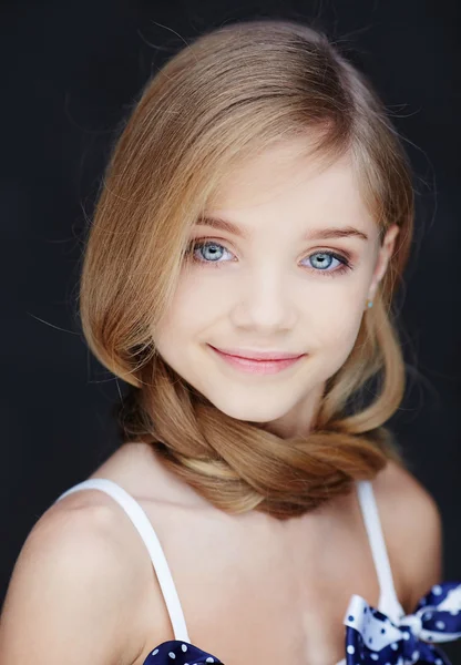 Retrato de menina sorridente jovem . — Fotografia de Stock