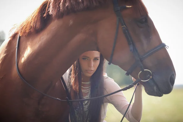 Nő és a barna ló. — Stock Fotó
