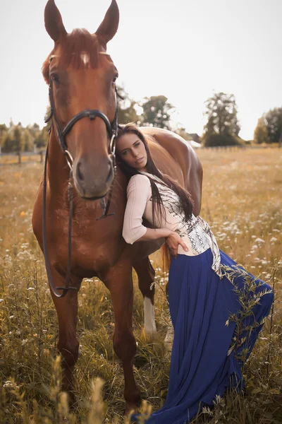 Frau mit ihrem Pferd. — Stockfoto