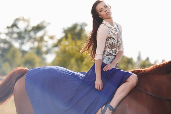 Chica sentada en la espalda del caballo . —  Fotos de Stock