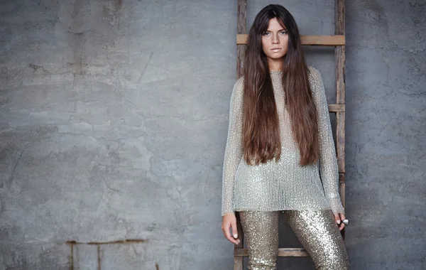 Fashionable woman with long brown hair. — Stock Photo, Image