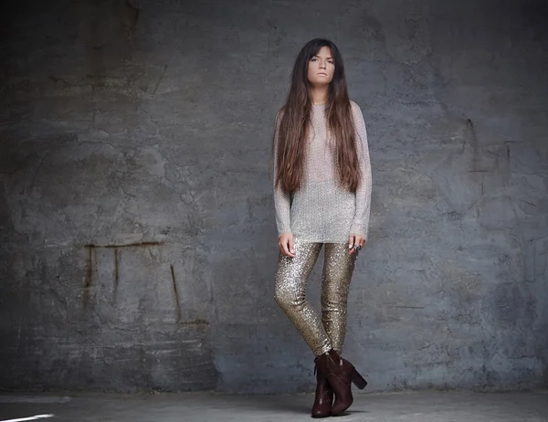 Fashionable woman with long brown hair. — Stock Photo, Image